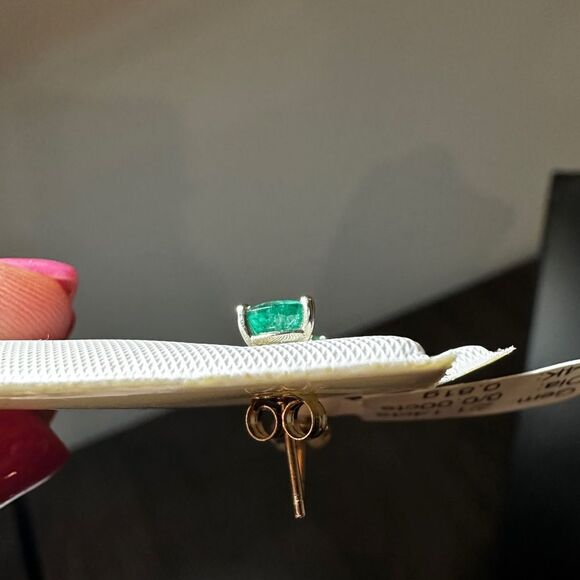 NWT 1.14ctw Emerald stud earrings in 14k yellow gold!! - Picture 5 of 9